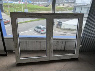 Ventana PVC bicolor nueva con guías de persiana