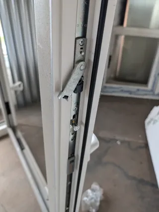 Ventana PVC bicolor nueva con guías de persiana