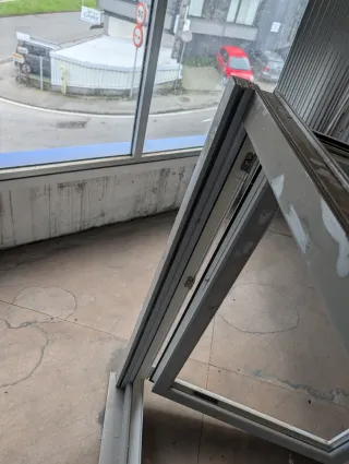 Ventana PVC bicolor nueva con guías de persiana