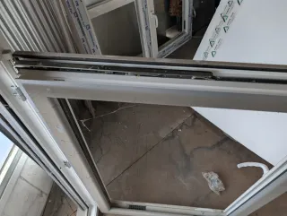 Ventana PVC bicolor nueva con guías de persiana