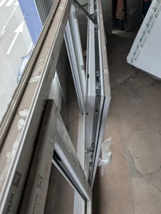 Ventana PVC bicolor nueva con guías de persiana