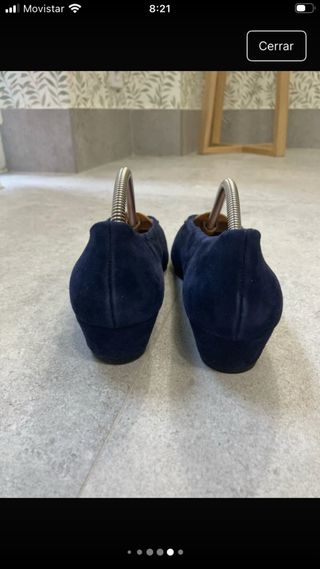 Zapatos ante azul con hebilla dorada