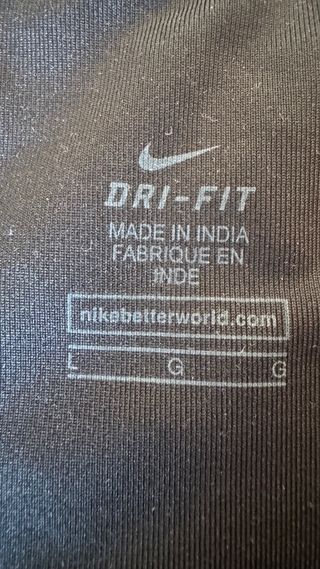 Top deportivo Nike negro