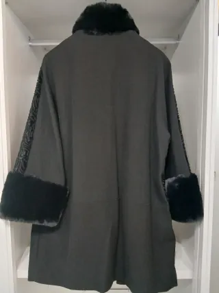 Chaquetón negro con detalles de pelo