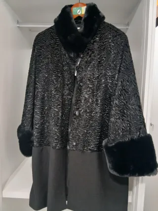 Chaquetón negro con detalles de pelo
