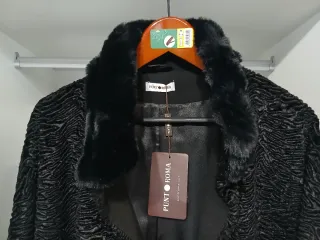 Chaquetón negro con detalles de pelo