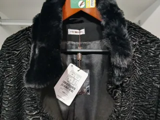 Chaquetón negro con detalles de pelo