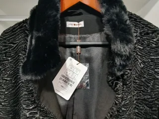 Chaquetón negro con detalles de pelo