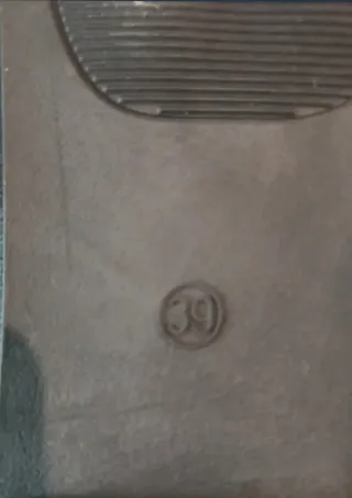 Sandalias de verano negras con adornos dorados