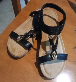 Sandalias de verano negras con adornos dorados