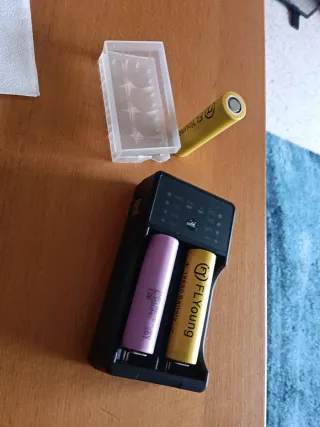 Cargador y 3 Pilas 3.7V Litio 2 FLYoung y 1 Samsun