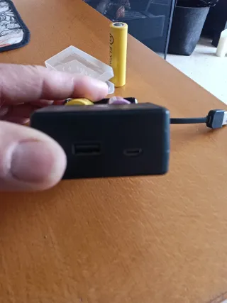 Cargador y 3 Pilas 3.7V Litio 2 FLYoung y 1 Samsun