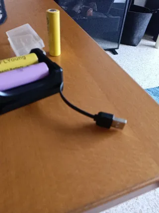 Cargador y 3 Pilas 3.7V Litio 2 FLYoung y 1 Samsun