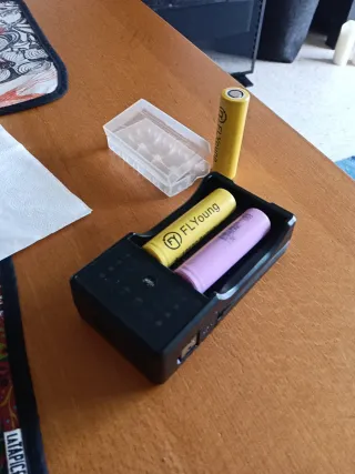 Cargador y 3 Pilas 3.7V Litio 2 FLYoung y 1 Samsun