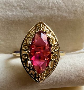 Anello dorato con pietra rossa stile marquise