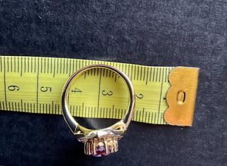 Anello dorato con pietra rossa stile marquise