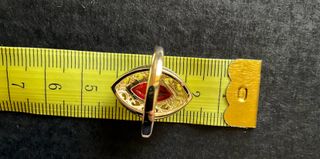 Anello dorato con pietra rossa stile marquise