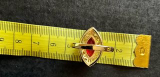 Anello dorato con pietra rossa stile marquise