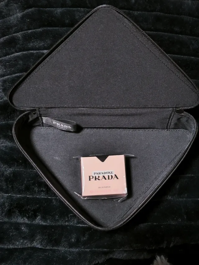 Neceser y perfume Prada Paradoxe. No negociable.