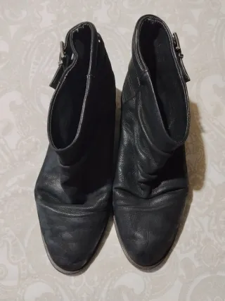 Botines piel negros con varias hebillas decorativa