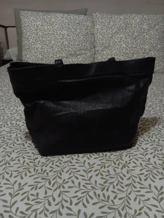 Bolso negro grande con tachuelas