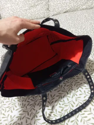 Bolso negro grande con tachuelas