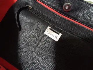 Bolso negro grande con tachuelas