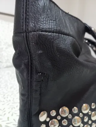 Bolso negro grande con tachuelas