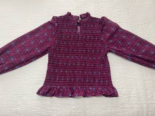 Camisa rosa/morada con volantes y nido de abeja