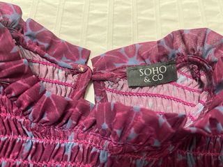 Camisa rosa/morada con volantes y nido de abeja