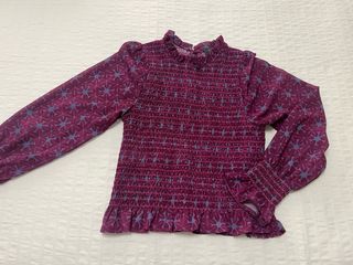 Camisa rosa/morada con volantes y nido de abeja