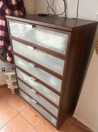 Cajonera marron con cajones en cristal opacados