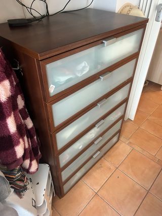 Cajonera marron con cajones en cristal opacados