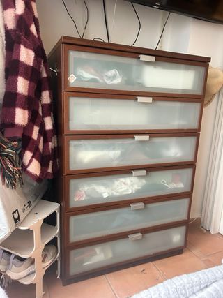 Cajonera marron con cajones en cristal opacados