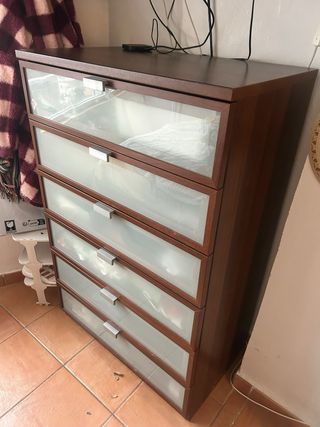 Cajonera marron con cajones en cristal opacados