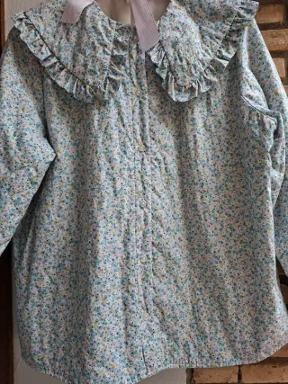 Chaqueta acolchada flores cuello volante