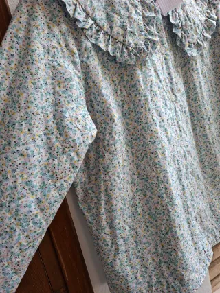 Chaqueta acolchada flores cuello volante