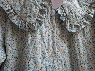 Chaqueta acolchada flores cuello volante