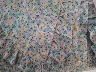 Chaqueta acolchada flores cuello volante