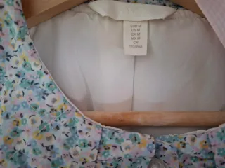 Chaqueta acolchada flores cuello volante