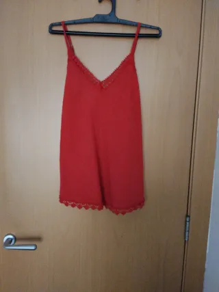 Top rojo con encaje