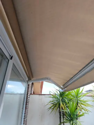 Toldo exterior beige 4m de largo por 2m de avance