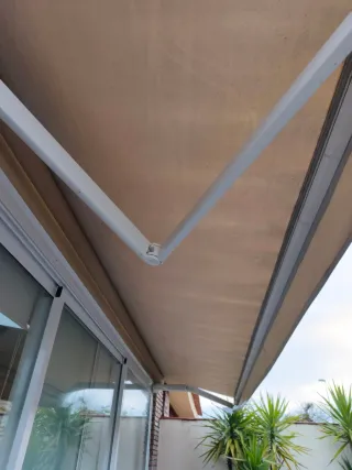 Toldo exterior beige 4m de largo por 2m de avance