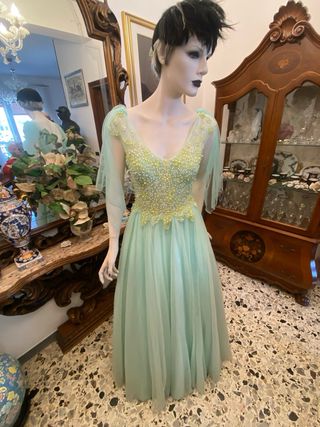 Abito da donna verde con top svaroschi e tulle