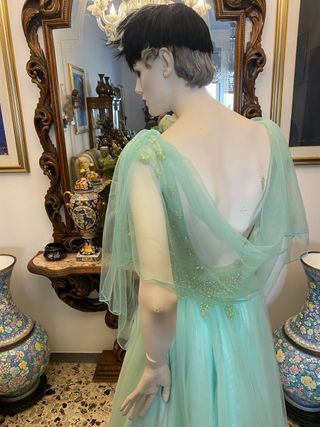 Abito da donna verde con top svaroschi e tulle