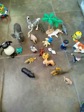 Figuras de animales y niño