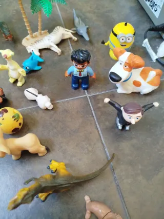 Figuras de animales y niño
