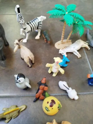 Figuras de animales y niño