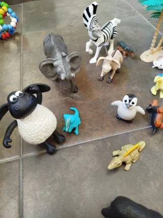 Figuras de animales y niño