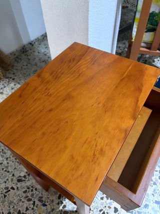 Mesa auxiliar de madera